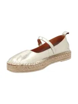 Alpargatas doradas de cuero con hebilla y suela de yute.