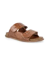 Sandalias planas de cuero color marrón con textura tipo cocodrilo, diseño de doble tira con hebillas metálicas y suela de corcho.