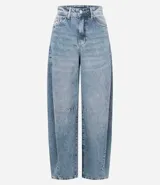 Pantalón de jean con corte barrel, de tiro medio y piernas anchas. Presenta un lavado marmorizado, trabillas en la cintura, cierre frontal con botón y cremallera, bolsillos funcionales y recortes decorativos en las rodillas.