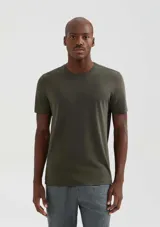 Camiseta básica de manga corta y cuello redondo, confeccionada en algodón pima de alta calidad.