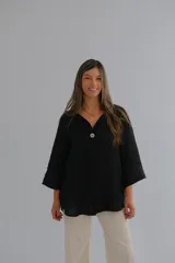 Blusa negra de lino con cuello camisero, manga 3/4 y un botón.