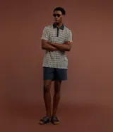 Bermuda de hombre de corte clásico, color negro, con cintura elástica con cordón de ajuste y bolsillos laterales.