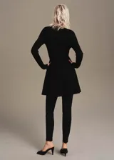 Vestido corto de punto acanalado con diseño peplum, cuello redondo y mangas largas. Presenta un ajuste entallado en el torso que se abre en la cintura con un corte evasé.