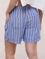 Short de lino color blanco, con calce relajado, cintura elastizada con cordón de ajuste y bolsillos diagonales.