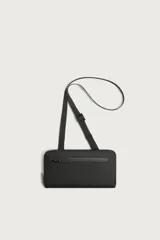 Cartera tipo bandolera de acabado engomado en color negro, con bolsillo frontal con cremallera y compartimento principal con cierre. Asa de hombro ajustable y extraíble.