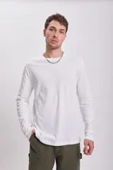 Remera blanca de manga larga con cuello redondo.