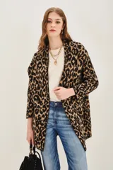 Cardigan abierto de punto con diseño de estampado animal print, de corte recto y mangas largas.