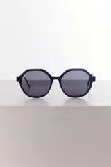 Lentes de sol negros con forma geométrica, con protección UV400 y polarizado.