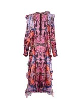 Vestido largo con estampado abstracto en tonos rosa, amarillo, negro y celeste. Presenta cuello redondo con volados y mangas largas con puños elásticos.