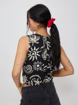 Top sin mangas de algodón con estampado playero en tonos naranja y crema, con ajuste lateral mediante cordones.