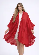 Ruana de textura liviana en color crudo, con diseño amplio y bordes decorados con volados románticos.