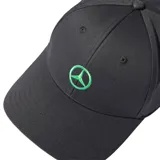 Gorra de sarga de algodón color gris oscuro con visera precurvada y correa trasera ajustable. Presenta el logo de Mercedes-AMG Petronas Formula One Team bordado en verde en el frente y el logo de Adidas bordado en la parte posterior.