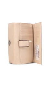 Billetera larga de símil cuero color marrón claro, con solapa frontal decorada con un aro metálico central. Cuenta con múltiples compartimentos internos para tarjetas, billetes y un monedero con cierre.