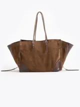 Cartera tote de cuero vacuno color blanco, de diseño estructurado con fuelles laterales expandibles mediante cierres y bolsillos externos con cierre y tiradores metálicos personalizados.