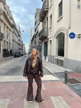 Pantalon de corte oxford confeccionado en jersey térmico de color chocolate con estampado sutil. Presenta un diseño ajustado en la parte superior y acampanado en el ruedo.