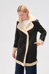 Tapado negro con solapas y forro de piel sintética color crema, de corte recto y doble botonadura.