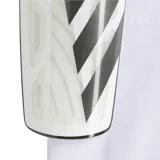 Canilleras Adidas Tiro League blancas con medias de compresión blancas y logo Adidas negro.