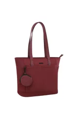 Bolso tipo tote color marrón de diseño estructurado, con doble asa de hombro, bolsillos frontales abiertos y un monedero circular colgante removible.