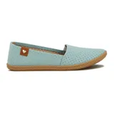 Zapatilla casual Moleca para mujer, tipo alpargata baja de color amarillo, con perforaciones en toda la capellada para mayor ventilación, suela texturizada tipo yute y detalle de aplique marrón con un corazón metálico en el talón.
