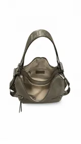 Cartera mochila negra de símil cuero con diseño convertible, bolsillo frontal con cierre y tirador, apertura superior doble y correas ajustables.