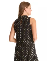 Vestido midi negro de gasa con estampado de lurex dorado, sin mangas y cuello alto. Presenta cintura elastizada, falda con volumen y movimiento, y abertura tipo gota con botón en la espalda. Incluye forro interno a tono.