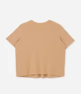Remera de malla color tostado con cuello redondo, mangas cortas y aplicación de strass salpicado en toda la prenda.