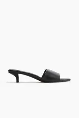 Sandalias negras de cuero con punta redondeada, tira ancha sobre el empeine y tacón kitten.