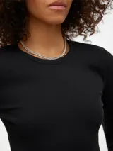 Remera de manga larga con cuello redondo, confeccionada en tejido rib elastizado con calce ajustado al cuerpo.