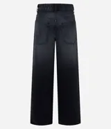 Pantalón wide leg de tiro bajo confeccionado en denim de algodón. Presenta corte recto y amplio, cierre frontal con botón y cremallera, trabillas para cinturón y bolsillos funcionales.