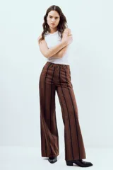Pantalón wide leg de denim 100% algodón, de tiro alto y diseño amplio, con estampado de rayas verticales en tonos marrones y negros.
