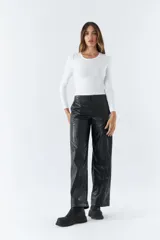 Pantalón marrón de cuero sintético, tiro medio, corte recto cropped y detalle de costuras verticales.