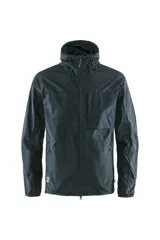 Campera azul marino de tela liviana, con capucha ajustable, cierre frontal completo, múltiples bolsillos y logo bordado en el pecho.