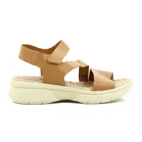 Sandalia de mujer color crema, con tira ancha sobre los dedos, tira cruzada sobre el empeine, pulsera con velcro al tobillo y plataforma baja.