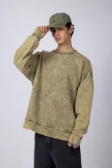 Buzo de cuello redondo con efecto de teñido artesanal acid wash. Presenta un corte oversize, mangas largas con puños acanalados y etiqueta pequeña en el puño izquierdo.