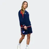 Short deportivo azul marino con cintura elástica y cordón ajustable. Presenta una franja lateral blanca con un fino borde rojo. Logo de Umbro bordado en el muslo izquierdo.