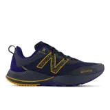 Championes de trail running New Balance MTNTRCL4 para hombre, color azul marino con detalles en amarillo y violeta. Cuentan con suela AT Tread para tracción en todo tipo de terrenos, capellada de malla técnica para ventilación y amortiguación DynaSoft para mayor comodidad.