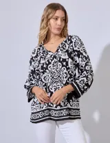 Blusa estampada marca Ruby Rd, con escote en V y lazo de ajuste. Manga raglán amplia.