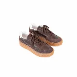 Championes urbanos confeccionados en una combinación de cuero y gamuza en tono marrón chocolate, con suela tipo plataforma y cordones al tono.