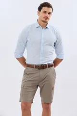 Bermuda cargo de gabardina en color gris oscuro, corte recto, con bolsillos laterales con solapa y cierre de botones y cremallera.