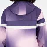 Campera deportiva New Balance modelo Accelerate, color lila y rosa con detalles en blanco. Cuenta con capucha, cierre frontal y bolsillos laterales. Ideal para running y actividades al aire libre.
