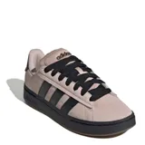 Championes Adidas modelo Grand Court Alpha, con diseño inspirado en el tenis retro. Presentan una capellada de cuero sintético en tono taupe, con las icónicas tres tiras laterales en negro, cordones negros y suela de goma negra.