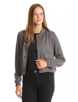 Camperita tipo bomber color gris, con cuello a la base, cierre frontal con botones y bolsillos delanteros. Presenta puños y ruedo acanalados.