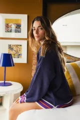 Sweater celeste de punto abierto con detalles en puños, cuello y ruedo en contraste de color. Diseño oversize y textura liviana.