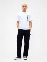 Remera blanca de manga corta con cuello redondo y estampado vertical de logos de Batman en el lado derecho del pecho.