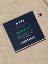 Pantalón de corte recto y diseño de cinco bolsillos, confeccionado en una mezcla de algodón orgánico y elastano. Presenta cierre de botón y cremallera, con cinta distintiva de la marca sobre el bolsillo delantero.