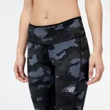 Calza capri deportiva New Balance con estampado de camuflaje en tonos grises y logo de la marca en la pierna izquierda.