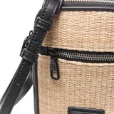 Bandolera mini Extra Large modelo Joan, de formato rectangular vertical en tono natural tejido estilo rafia, con detalles en cuerina negra. Cuenta con cierre superior, bolsillo frontal con cierre, correa regulable y placa metálica con logo de la marca.