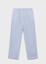 Pantalón de lino a rayas celestes y blancas, de tiro alto con cintura elástica y cordón ajustable.
