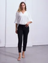 Pantalón de vestir slim de la marca Zac & Rachel, color negro, con pretina con broche interno y cierre, bolsillos delanteros con terminación plisada y bolsillos de ojal en la parte trasera.