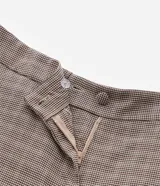 Pantalón de vestir de corte recto con estampado pied de poule y rayas contrastantes en los laterales. Cierre tradicional con botón y cremallera. Confeccionado con buenas prácticas ambientales.